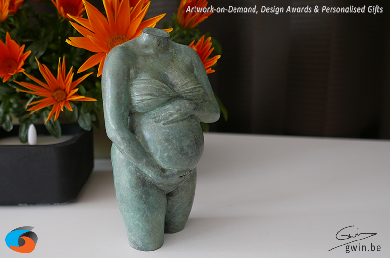 Bronzen beeldje in groene patine